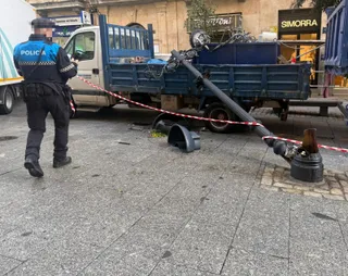 Un camión derriba una farola en la calleZamora | S24H