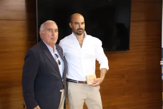 Jesús Castaño, izquierda, durante una entrega de premios en Salamaq