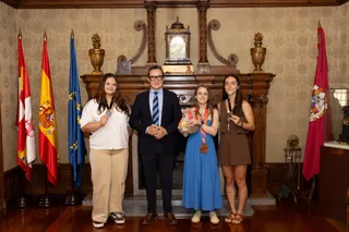 El rector Juan Manuel Corchado recibe a las medallistas de la Universidad de Salamanca de la temporada 2024/2025 | Sandra Lopez-Comunicacion USAL