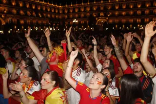 La afición llena de color la Plaza Mayor en la gran final