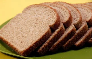 Several slices of whole wheat bread that had been set atop a green plate 725x468