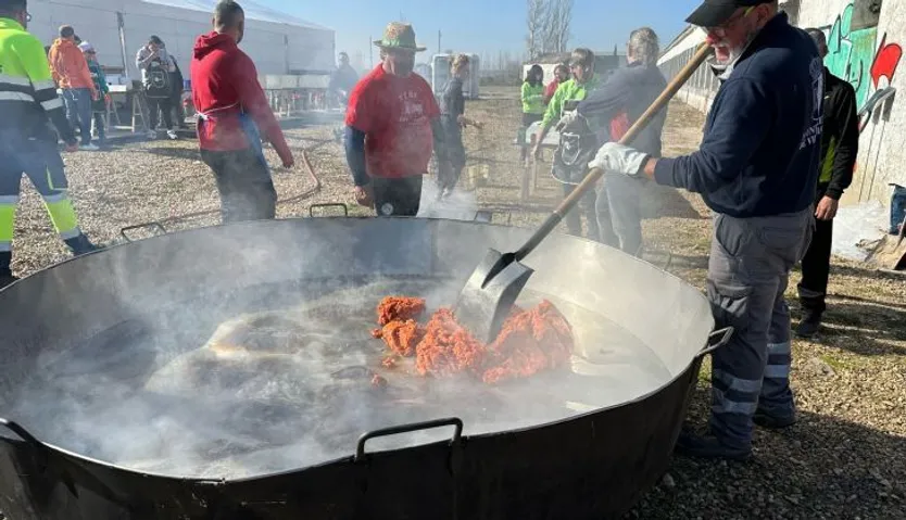 Villamayor celebra por sus Quintos una comida solidaria al son de la charanga