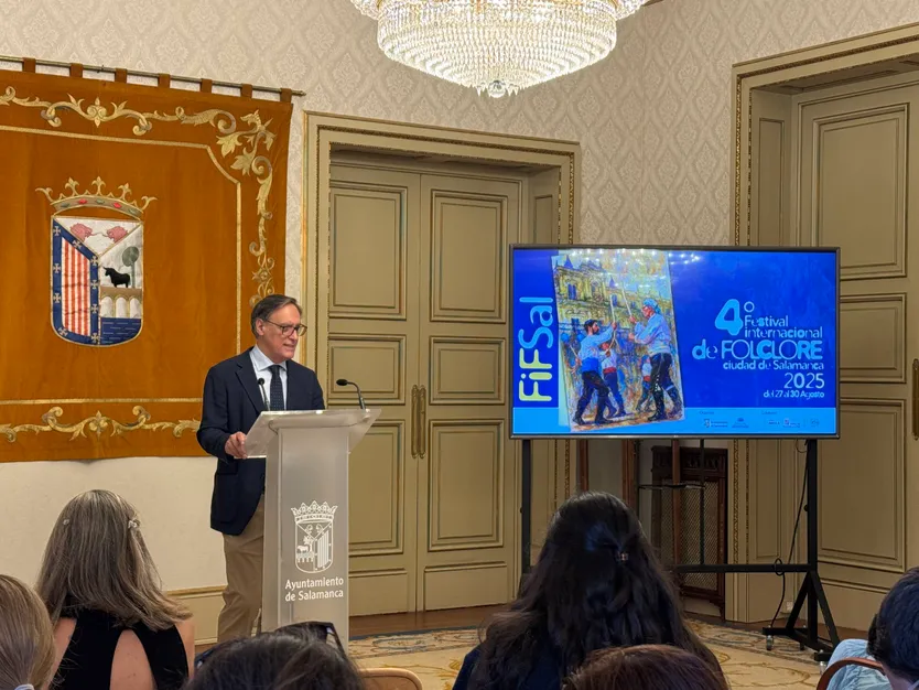El alcalde de Salamanca, Carlos García Carbayo, presenta la cuarta edición del Festival Internacional de Folclore Ciudad de Salamanca.