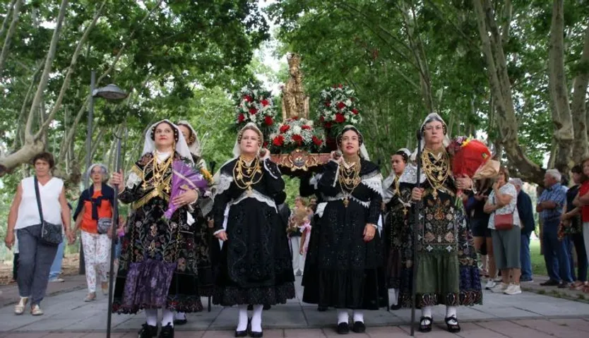 Ofrenda floral en horno de la Virgen de la Vegañ