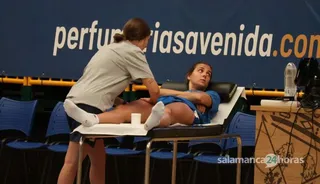 Vilaró, en la camilla recibiendo los cuidados de la fisioterapeuta | FOTO ANDREA MATEOS