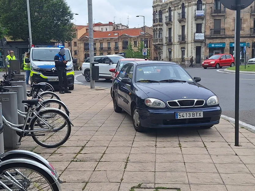 Un accidente entre dos turismos en la Plaza de España