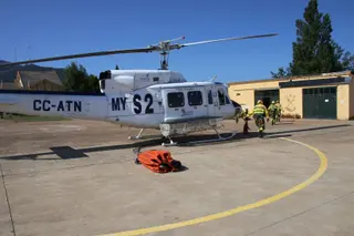 Helicóptero contra incendios en la base de El Maíllo. ARCHIVO 