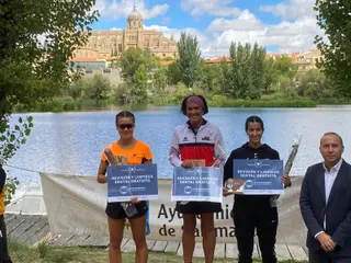 PODIUM ABSOLUTO FEMENINO ACUATLON SALAMANCA. Foto FCYL Triatlon