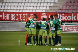 Piña de los jugadores del Guijuelo en el Ruta de la Plata.