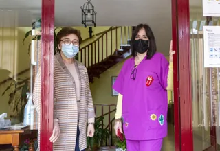 Un cálido refugio para madres sin recursos. En la imagen, Rosario Álvarez, directora del centro (I) y Rocío González, educadora social (D). FOTO ICAL