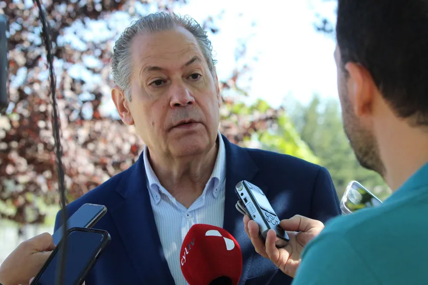 El concejal de Fomento, Fernando Carabias, informa sobre novedades en la red de carriles bici de la ciudad.