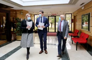 El consejero de la Presidencia, Ángel Ibáñez; la consejera de Familia e Igualdad de Oportunidades, Isabel Blanco, y el presidente de CERMI Castilla y León, Juan Pérez. | FOTO: ICAL