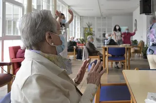 Personas mayores en una residencia para ancianos realizando actividades | M. Dylan - Europa Press