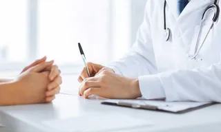 Medico pasando consulta