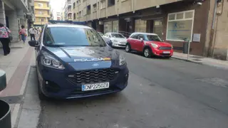 Vehículo De La Policía Nacional Desplazado a La Calle Isidro Segovia Para Buscar Al Hombre Que Presuntamente Ha Agredido En Plena Calle a Una Mujer Este Viernes 25 De Septiembre | Salamanca24horas