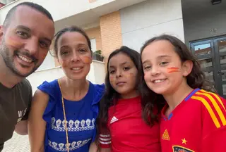 Habi junto a su familia de acogida salmantina