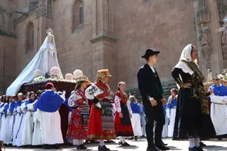 Procesión del encuentro de Nuestra Señora de la Alegría y Jesús Resucitado en el Domingo de Resurrección en Salamanca | Mateo G.J.