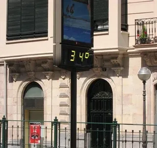 Un Termómetro Marca 34 Grados Centígrados