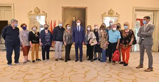 El alcalde junto a los alumnos de español