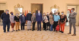 El alcalde junto a los alumnos de español