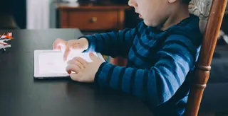 Niño usando una tableta. EP