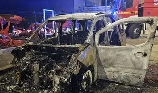 Coche calcinado en Peñaranda. Imagen cecida por Noticias A Tiempo | NOTICIAS A TIEMPO