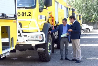 Entrega de vehículo autobomba, consejero de Medio Ambiente, Vivienda y Ordenación del Territorio, Juan Carlos Suárez-Quiñones