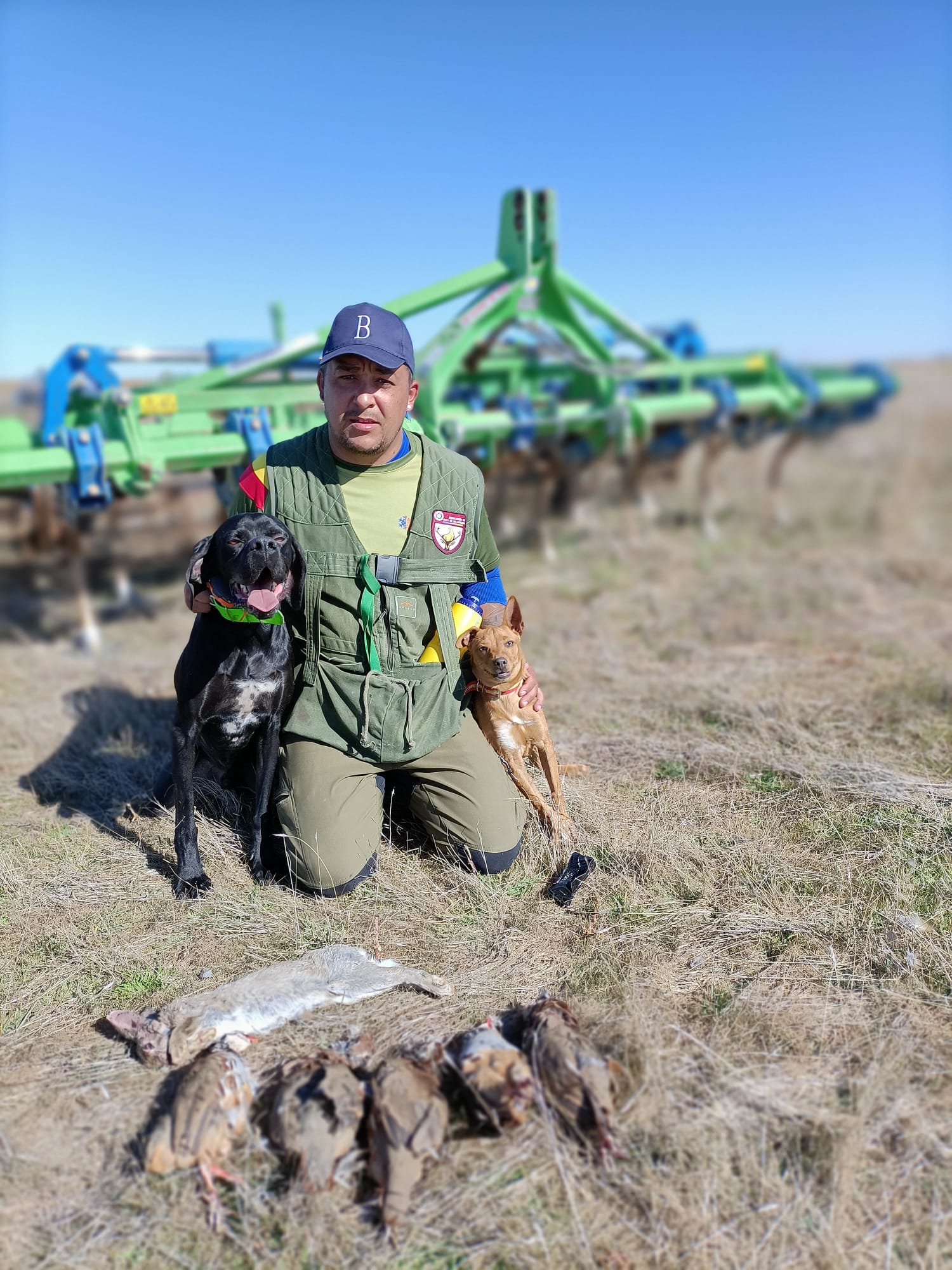 Javier Posando Con Las Piezas Abatidas, Conejo Y Perdiz Y Sus Perros | Federaci&oacute;n De Caza De Salamanca