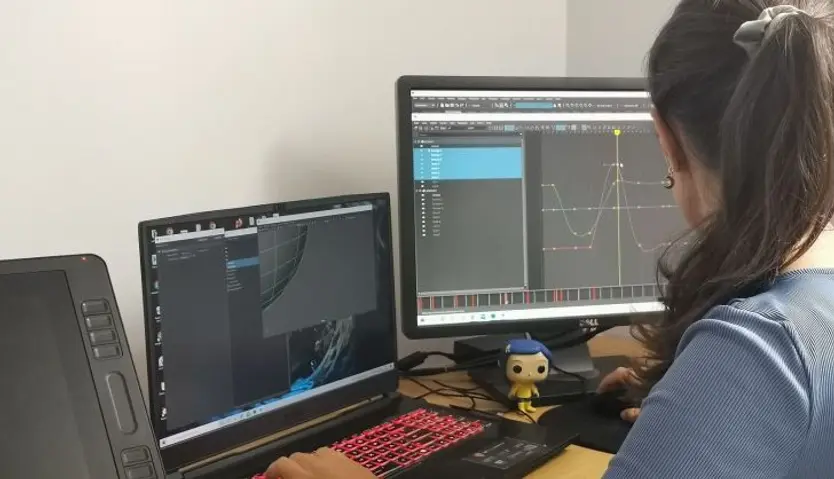 Laura trabajando en una animación