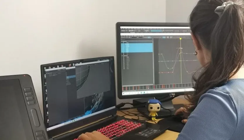 Laura trabajando en una animación