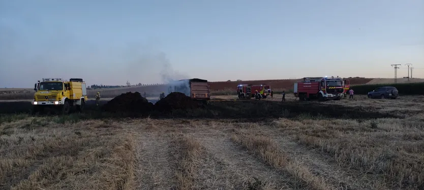 Bomberos trabajando en el lugar del incendio