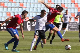 Segura, en una acción ante el Bergantiños / FOTO SALAMANCA24HORAS.COM