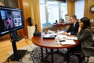 Videoconferencia de los Reyes con la alpinista Edurne Pasaban, la directora de cine Isabel Coixet y el actor Antonio Banderas, 'embajadores' honorarios de la Marca España, en el marco de una iniciati