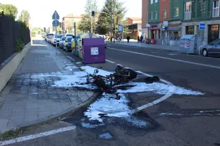 Una moto se incendia en la avenida Hilario Goyenechea. Foto Carlos H (1)