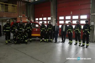 Bomberos coche presentación traje (10)