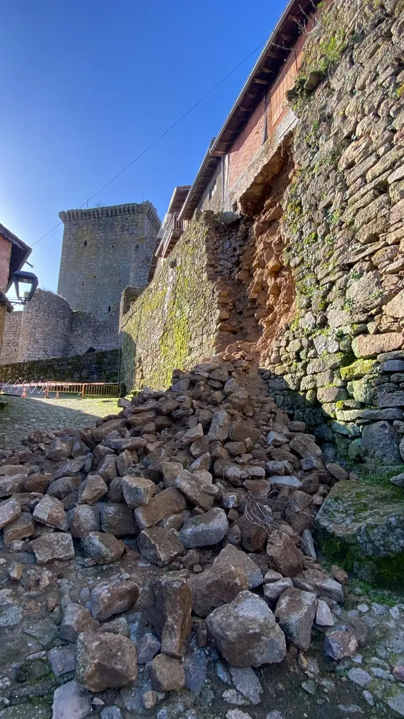 Así quedó la zona afectada tras caer la muralla en la zona afectada de Miranda del Castañar