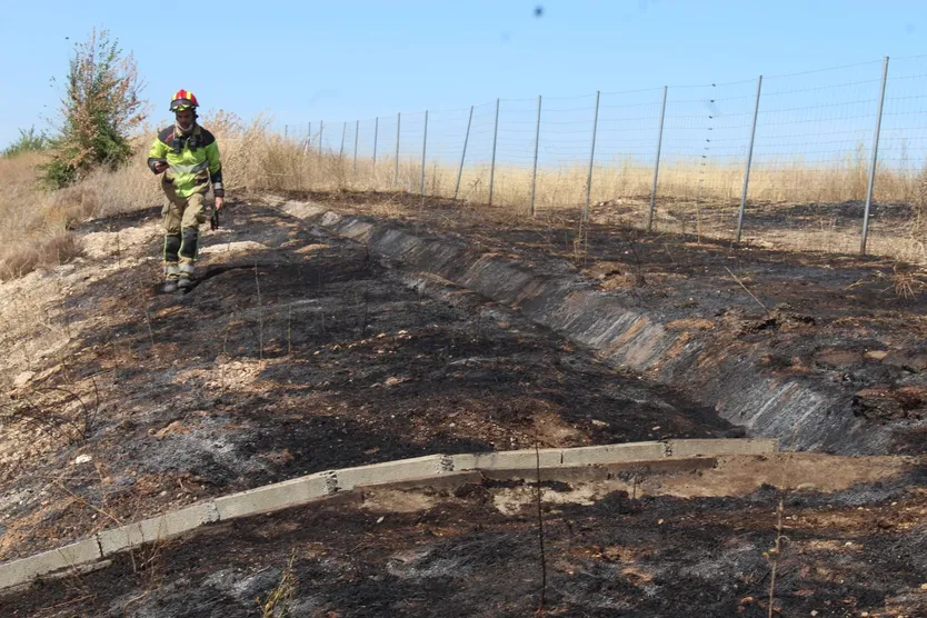 Bomberos trabajan en un incendio en Valdunciel (3)