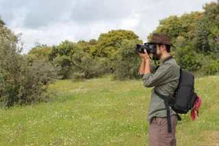 Un joven fotografía la naturaleza | Foto: Com. USAL