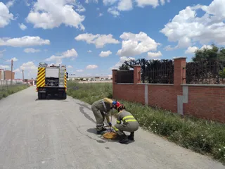 Los bomberos de Peñaranda sofocan un pequeño incendio en el seto de una finca