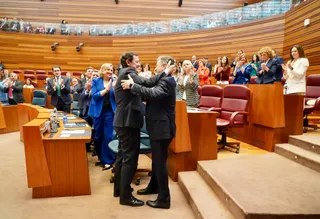 Fernández Mañueco saluda a Vázquez tras ser elegido presidente de las Cortes | ICAL/ Leticia Pérez