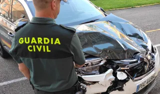 Detienen a un hombre que estrelló su vehículo agrícola contra un coche de la Guardia Civil de Zamora. ICAL