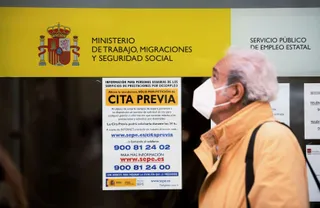 Un hombre pasa junto a una oficina de empleo. | FOTO: EUROPA PRESS