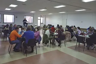 Varias decenas de vecinos de El Campo participaron el viernes en el bingo solidario