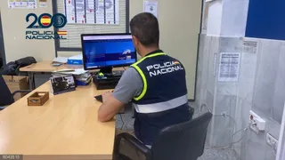 Agente de la Policía Nacional en una oficina, con un ordenador | Policía Nacional/Europa Press