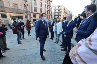 Alfonso Fernández Mañueco a la entrada del Auditorio Fonseca. Foto SALAMANCA24HORAS.