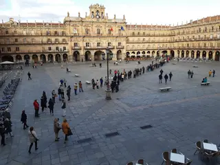 Cola para hacerse con la lotería de Navidad de la USAL. Foto SALAMANCA24HORAS.