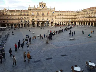 Cola para hacerse con la lotería de Navidad de la USAL. Foto SALAMANCA24HORAS.