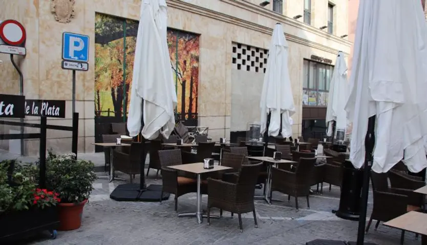Aparcamiento para motos ocupado por una terraza en Plaza del Peso