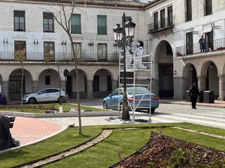 Los alumnos empleados del programa de formación y empleo Ecopintura Peñaranda están pintando diferente mobiliario urbano.
