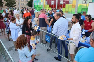 Unión por la ganadería reparte hamburguesas como protesta